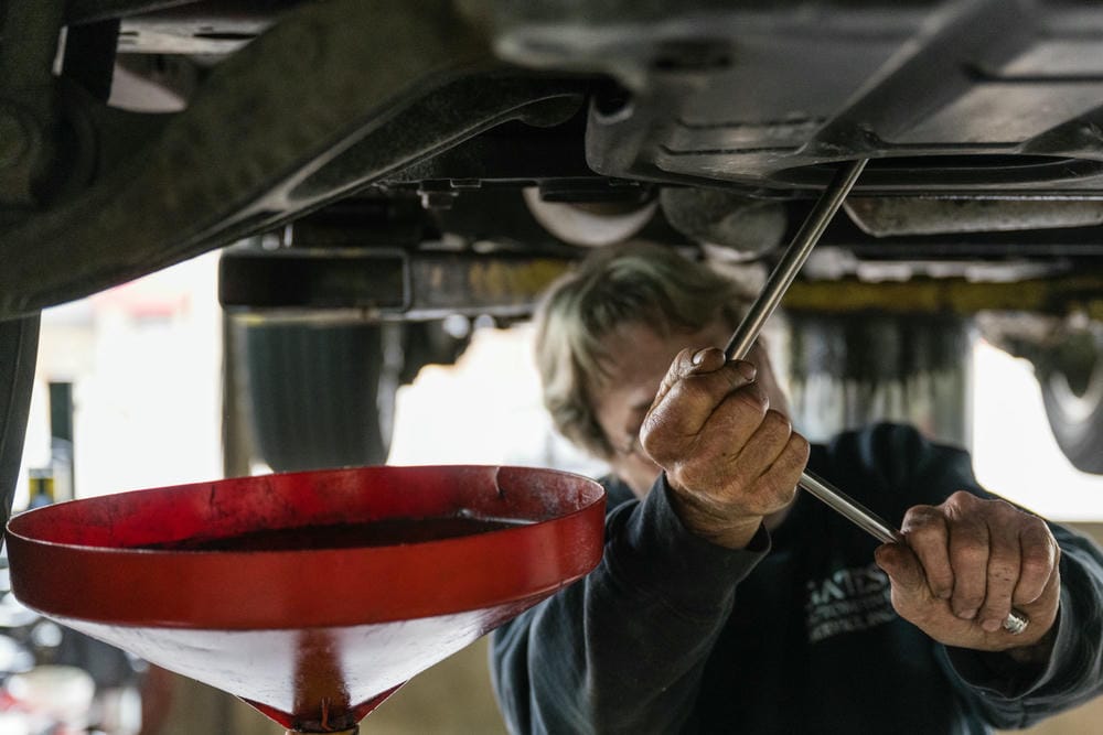 how to change the oil in a riding lawn mower